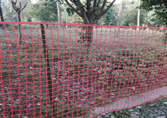 ¿Cómo afecta el grosor del alambre al rendimiento de la malla cuadrada?